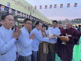 ပြည်သူ့ရင်ပြင်၌ ရှင်သာမဏေ အပါး ၅၅၀၀ အား ဆွမ်းဆန်စိမ်းလောင်းလှူပွဲတွင် ကုန်သည်စက်မှုအသင်းချုပ်နှင့် ညီနောင်အသင်းများ ပါဝင်လှူဒါန်း